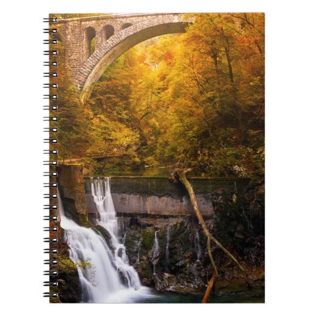 Wasserfall in der Vintgar Schluchtschlucht im Notizblock (Vorderseite)