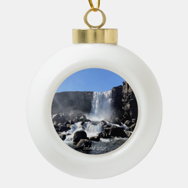 Wasserfall in Island - Keramik Keramik Kugel-Ornament (Vorderseite)