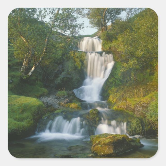 Wasserfall, Insel Skye, Schottland Quadratischer Aufkleber (Vorderseite)