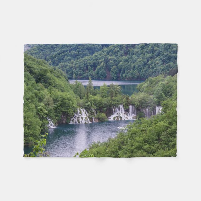 Wasserfall Kaskade mit grünem Wald in Kroatien Fleecedecke (Vorderseite (Horizontal))