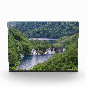 Wasserfall Kaskade mit grünem Wald in Kroatien Fotoblock