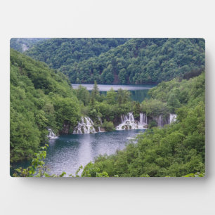 Wasserfall Kaskade mit grünem Wald in Kroatien Fotoplatte