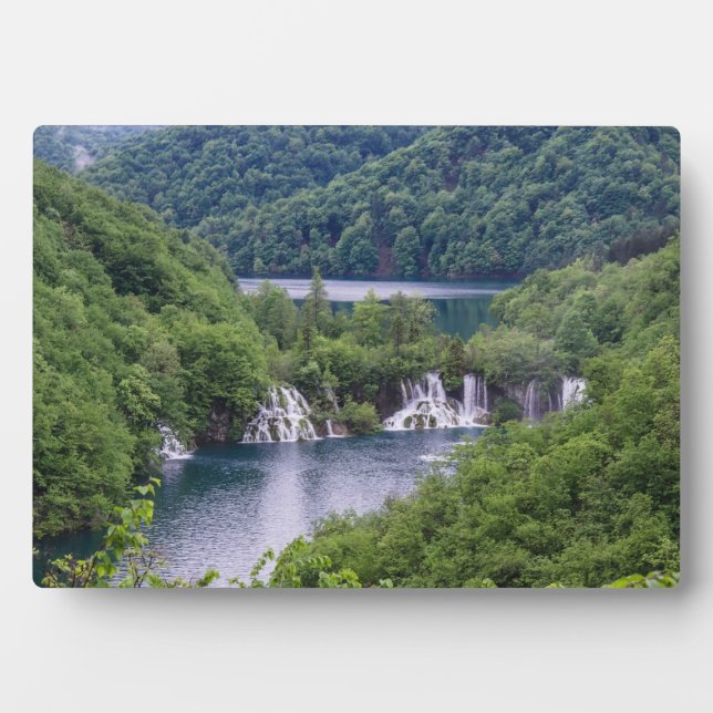 Wasserfall Kaskade mit grünem Wald in Kroatien Fotoplatte (Vorderseite)