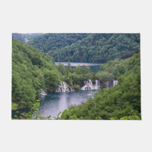 Wasserfall Kaskade mit grünem Wald in Kroatien Fußmatte