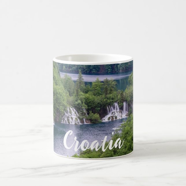 Wasserfall Kaskade mit grünem Wald in Kroatien Kaffeetasse (Mittel)