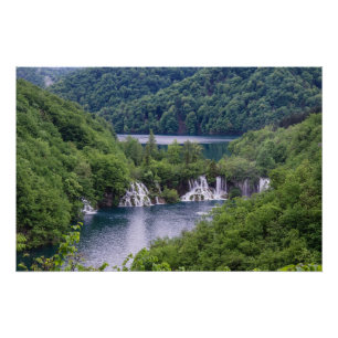 Wasserfall Kaskade mit grünem Wald in Kroatien Poster