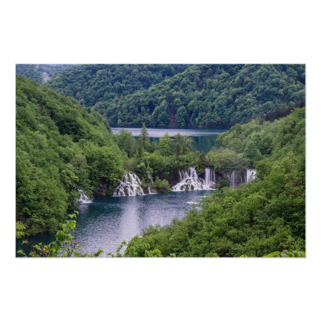 Wasserfall Kaskade mit grünem Wald in Kroatien Poster (Vorderseite)