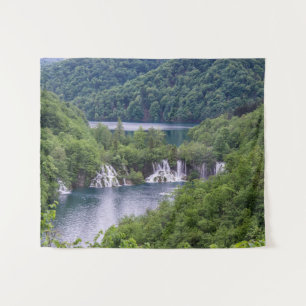 Wasserfall Kaskade mit grünem Wald in Kroatien Wandteppich
