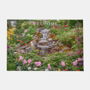 Wasserfall mit Frühlingsblumen Fußmatte