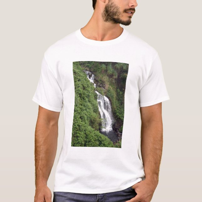 Wasserfall nahe Hilo, Hawaii T-Shirt (Vorderseite)