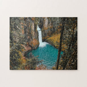 Wasserfall versteckt im Wald