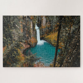 Wasserfall versteckt im Wald