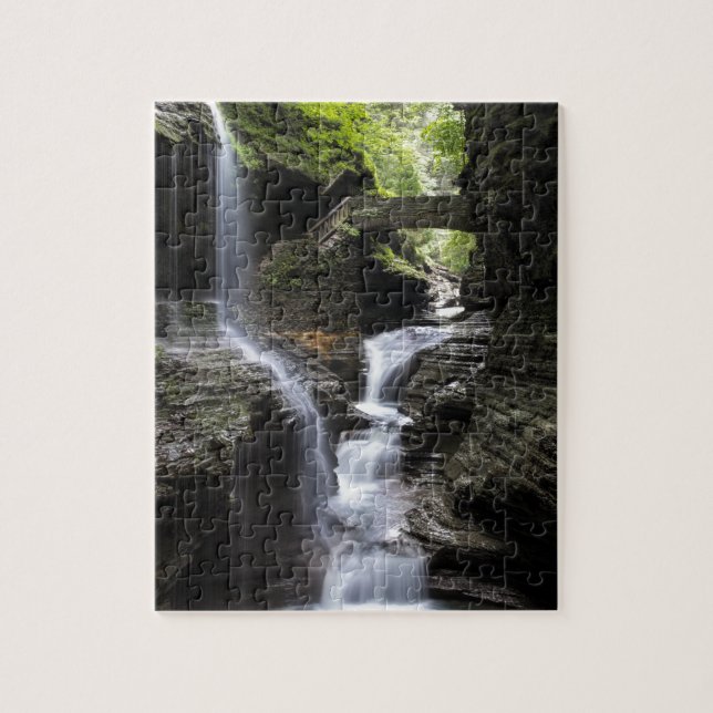 Wasserfälle an Watkins Schlucht, NY (Vertikal)