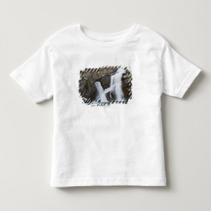 Wasserfälle, die aus eine Felsen-Klippe Kleinkind T-shirt