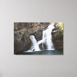 Wasserfälle, die aus eine Felsen-Klippe Leinwanddruck