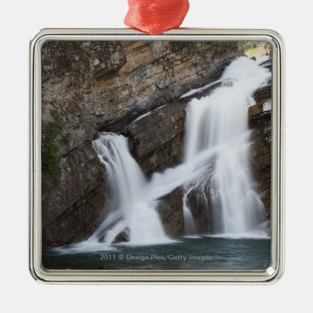 Wasserfälle, die aus eine Felsen-Klippe Silbernes Ornament (Vorne)