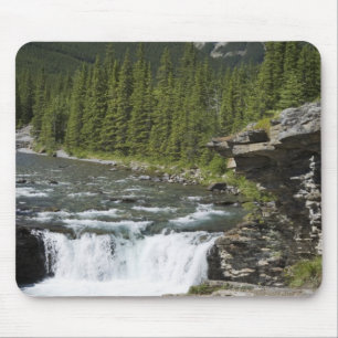 Wasserfälle mit Felsen-Leiste und einem Berg Mousepad