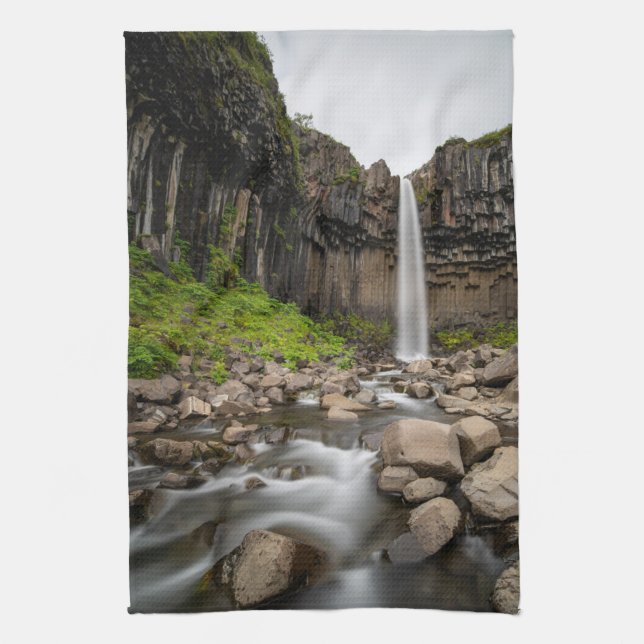 Wasserfälle | Wasserfall Svartifoss, Südisland Geschirrtuch (Vertikal)