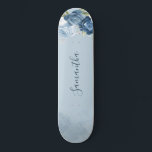 Wasserfarbe blaue Blumenschrift Custom Skateboard<br><div class="desc">Die blaue Blumengrün-Skateboard,  die Sie anpassen können,  indem Sie auf den Button "Personalisieren" klicken. Die moderne,  elegante Eukalyptuspflanze,  die blauen und weißen Blume und die moderne Gestaltung der Einrichtung.</div>
