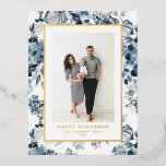 Wasserfarbe Blüten Glücklich Hanukkah Foto Folien Feiertagspostkarte<br><div class="desc">Happy Hanukka! Senden Sie Ihren Freunden und Ihrer Familie herzliche Feiertage mit dieser anpassbaren Goldfolie Hanukkah Postcard. Es zeichnet sich durch das Aquarellmuster blauer Blumen aus. Personalisieren Sie dieses Foto Hanukkah Postcard durch Hinzufügen Ihrer Daten. Diese botanische Hanukka-Postkarte ist in einer Vielzahl von Kartons erhältlich.</div>