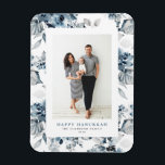 Wasserfarbe Blüten Glücklich Hanukkah Foto Magnet<br><div class="desc">Happy Hanukka! Senden Sie Ihren Freunden und Ihrer Familie herzliche Feiertage mit diesem anpassbaren Hanukkah Magneten. Es zeichnet sich durch ein Aquarellmuster blauer Blumen aus. Personalisieren Sie dieses Foto Hanukkah Magnet,  indem Sie Ihre Details. Dieser botanische Hanukkah-Magnet ist in einer Vielzahl von Kartons erhältlich.</div>