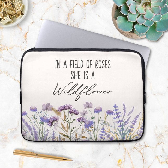 Wasserfarbe Lila Wildblume Garten Naturangebot Laptopschutzhülle (In situ on marble table)
