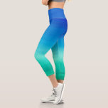 Wasserfarbe Neon Ocean Blue Green Sommer Thema Capri Leggings<br><div class="desc">Dieses tropische Design besticht durch eine schöne Aquarellfarbe, die den Hintergrund des Ozeans blau und grün bildet. Klicken Sie auf die Schaltfläche Anpassen für mehr Flexibilität beim Ändern/Hinzufügen von Text! Variationen dieses Designs sowie der Koordinationsprodukte sind in unserem Shop, zazzle.com/store/doodlelulu, erhältlich. Kontaktieren Sie uns, wenn Sie dieses Design für ein...</div>