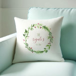 Wasserfarbe Rot und Grün Personalisiert Weihnachte Kissen<br><div class="desc">Feiern Sie den Urlaub stilvoll mit diesen dekorativen personalisierten Weihnachtskissen. Mit einer Nachbildung meines originalen Aquarellkranzes in kräftigen Beerenrot und Grün vor weißem Hintergrund können diese Kissen mit Ihren Namen und etablierten Datum in trendiger Schrift-Typografie angepasst werden. Die Rückseite ergänzt durch eine koordinierende rote Farbe, die perfekt zu meiner Weihnachtskollektion...</div>