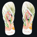 Wasserfarbe tropische rosa Flamingos mit Ihrem Nam Flip Flops<br><div class="desc">Entfliehen Sie einem tropischen Paradies mit diesem einzigartigen Paar personalisierter Flip Flops mit einem Paar aufsehenerregender rosafarbener Flamingos und Palmen. Bearbeiten Sie den Beispielnamen, der in der Designvorlage für den verlassen und den rechten Schuh angezeigt wird. Diese machen wunderbare Geschenke für jede Anlässe und sind besonders gut geeignet für Brautmädchen,...</div>