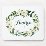 Wasserfarbe Weiße Blume und Blätter Wreath Script Mousepad<br><div class="desc">Whimsical Blumenmousepad. Der Blumenkranz in Aquarelltönen mit weißen Blume und Grünpflanzen. Personalisieren Sie das Programm durch Hinzufügen eines Namens oder einer kurzen Wortgruppe. Dieses weiße Blumenkranzmousepad ist ein personalisiertes Geschenk.</div>