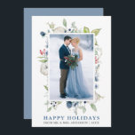 Wasserfarbe Winter floral Dusty Blau Neu verheirat Feiertagskarte<br><div class="desc">Die elegante Watercolor Winter Greenery und die Blue Floral Happy Holidays Wedding Foto Newlywed Holiday Card beinhaltet die Blätter aus dem botanischen Grün,  die blauen Beeren,  die blauen Blumen,  die Baumwolle und die roten Beeren. Blauer und Silberer Text. Dusty Blue Back.</div>