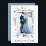 Wasserfarbe Winter Floral Neu verheiratet Dusty Bl Feiertagskarte<br><div class="desc">Die elegante Watercolor Winter Greenery und Blue Floral Merry Christmas Wedding Foto Newlywed Holiday Card beinhaltet die Blätter aus botanischer Vegetation,  blaue Beeren,  Blumen,  Baumwolle und roten Beeren. Blauer und Silberer Text. Dusty Blue back.</div>
