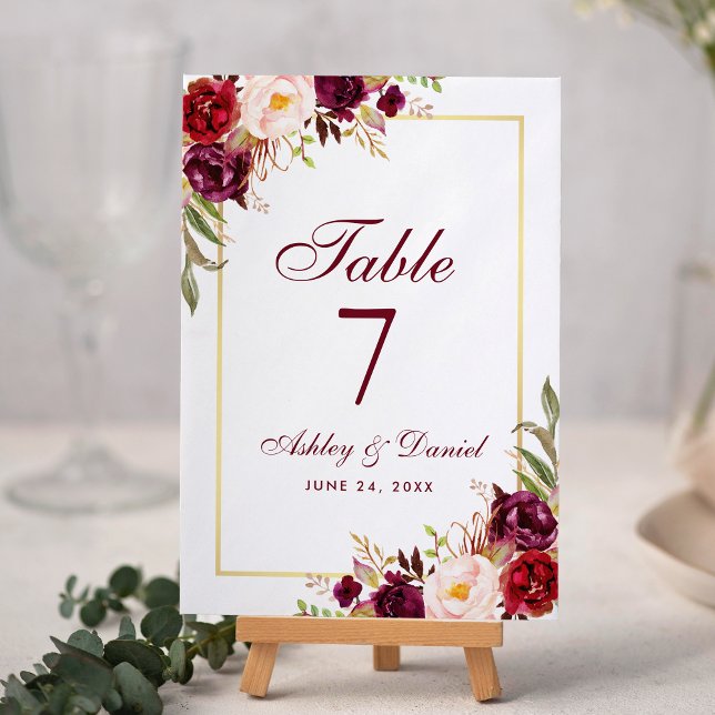 Wasserfarben-Blütenburgund und Goldhochzeit Tischnummer (Burgundy Floral and Gold Table Number Card.)