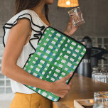 Wasserfarben-Gitter - grün Laptopschutzhülle<br><div class="desc">Dieses Gingham Aquarellmuster ist eine moderne Drehung auf klassischen Karos. Dieses Design zeichnet sich durch ein grünes Gitter im Aquarellstil aus,  das für einen sommerlichen,  kühlen Look sorgt.</div>