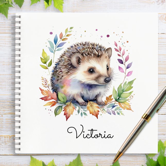 Wasserfarben-Igel-Waldtier personalisiert Notizbuch (A spiral-bound notebook with cover illustration of a hedgehog and leaves in a watercolor style)