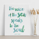 Wasserfarben Meer Zitat Canvas Print Leinwanddruck<br><div class="desc">"Die Meeresstimme spricht zum Soul." Das Zitat aus Kate Chopins "Das Erwachen" in einem Pinselstrich-Schriftart und traumhaften Meeresglasfarben. Ideal für Strandliebhaber,  Strandhäuser oder alle,  die sich vom Meer inspiriert fühlen!</div>