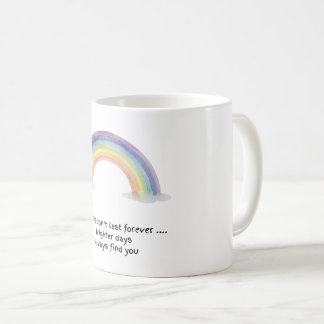 Wasserfarben-Regenstürme halten nicht an Kaffeetasse