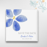 Wasserfarbene Blume Save the Date Hochzeitsmagnet Magnet<br><div class="desc">Überraschen Sie Ihre zukünftigen Hochzeitsgäste mit diesem eleganten und einfachen speichern Sie den Datums-Magneten. Dies ist eine sehr kreative Art, Ihre Verlobung anzukündigen. Personalisieren Sie den Text mit Ihren eigenen Informationen. Sie können es weiter anpassen, wenn Sie gewollt haben, den Schriftart, seine Farbe oder Größe zu ändern. Die Blume wurde...</div>