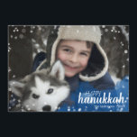 Wasserfarbene Schneeflocken Hanukkah Holiday Foto- Feiertagskarte<br><div class="desc">Die stilvolle und niedliche Hanukkah Holiday Foto Card ist perfekt für alle Ihre Freunde und Familie in dieser Feriensaison. Blauer Wasserfarbenwolken mit weißen Sternen und Schneeflocken auf beiden Seiten. Passen Sie den Text mit Ihrem Familiennamen und dem Jahr an und tauschen Sie das Bild gegen ein Foto Ihrer Kinder, Haustiere...</div>