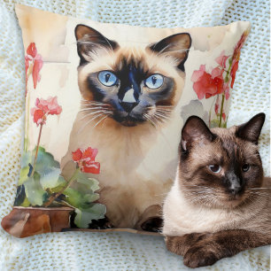 Wasserfarbene Siamkatze mit roten Geranienblumen Kissen