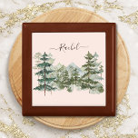 Wasserfarbener Pinienwald und Berg Rustikal Erinnerungskiste<br><div class="desc">Genießen Sie Naturliebhaber mit unserem Kiefernwald Rustikale Geschenkboxen. Eine Vintage Touch und ein charmanter Charme machen es zu einer perfekten Mischung aus Eleganz und Boho-Ambiente. #GiftIdeas #NatureInspired</div>