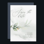Wasserfarbenes Blattwerk und metallische Goldhochz Save The Date<br><div class="desc">Ethische Aquarellfolien und metallische goldene Wirkung Hochzeit speichern das Datum einladen. Mit schönen Aquarelldetails. Diese moderne Hochzeitsfeier lädt zum Set des Stils für Ihren großen Tag ein.</div>