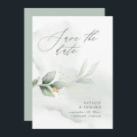 Wasserfarbenes Blattwerk und metallische Goldhochz Save The Date<br><div class="desc">Ethische Aquarellfolien und metallische goldene Wirkung Hochzeit speichern das Datum einladen. Mit schönen Aquarelldetails. Diese moderne Hochzeitsfeier lädt zum Set des Stils für Ihren großen Tag ein.</div>