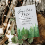 Wasserfarbenes Foto Pine Tree Save the Date<br><div class="desc">Wasserfarbenwald Pinienbäume Foto Save the Date Genießen Sie die bezaubernde Schönheit der Natur mit unseren rustikalen Aquarellwald Bäume Save the Date Postkarte. Dieses Design verbindet nahtlos den ruhigen Charme einer üppigen Waldlandschaft mit der Eleganz sanfter Aquarelltöne und schafft so eine atemberaubende Vorschau auf Ihre bevorstehende Feier. Die zarten, handbemalten Bäume...</div>