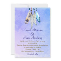 Wasserfarbenfedern auf Lila Hochzeit in Bluish