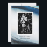 Wasserfarbenkarte Happy Hanukkah Feiertagskarte<br><div class="desc">Eine wunderschöne Art,  Hanukkah Grüße in dieser Ferienzeit zu schicken. Diese blaue und weiße Hanukkah-Fotokarte wird Ihre Familie und Freunde bezaubern. Achten Sie auf die Koordination von Produkten aus den Parcel Studios.</div>