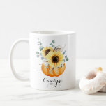 Wasserfarbenkürbis mit Sonnenblumen Personalisiert Kaffeetasse<br><div class="desc">Schöne Herbst Thema Tasse. Hier finden Sie Aquarellbilder eines Kürbis mit Sonnenblumen,  Eukalyptus-Blätter und Baumwolle. Personalisieren Sie das durch Hinzufügen eines Namens. Diese Kürbis-Tasse ist als personalisiertes Herbstgeschenk und Erntedank-Geschenk perfekt.</div>