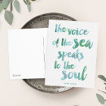 Wasserfarbenmeerangebot Postkarte<br><div class="desc">"Die Meeresstimme spricht zum Soul." Das Zitat aus Kate Chopins "Das Erwachen" in einem Pinselstrich-Schriftart und traumhaften Meerglasfarben. Ideal für Strandliebhaber, Strandhäuser oder alle, die sich vom Meer inspiriert fühlen!</div>