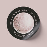 Wasserfarbenmoon | Black Danke Gastgeschenk Hochze Runder Aufkleber<br><div class="desc">Bringen Sie mit diesem schwarzen mystischen Mond ein feines und verzauberndes Element auf Ihre Gastgeschenke Hochzeiten. Dieser Aufkleber kombiniert Romantik und Mysterium mit einem weichen Aquarellmonddesign und elegantem Skript. Ideal für Paare, die etwas nicht Traditionelles, aber dennoch raffiniert gewollt haben. Dieser vielseitige Aufkleber ergänzt himmlische und launische Hochzeitsszenarien und arbeitet...</div>