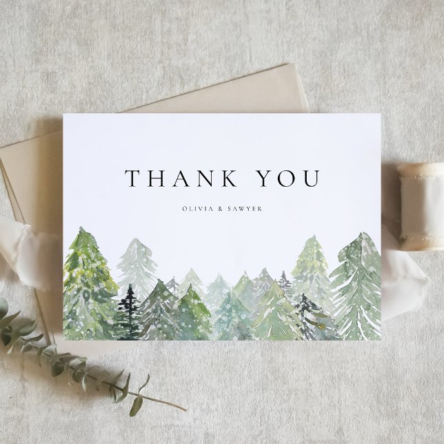 Wasserfarbenschnee Evergreen Forest Winter Wedding Dankeskarte (Wedding thank you card featuring a snowy watercolor pine forest, perfect for rustic winter events.)